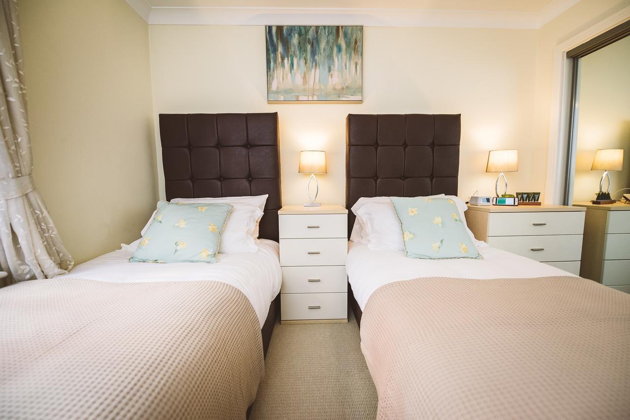 Charming Two Bedroom Apartment With Free Private Parking 莱瑟黑德 外观 照片