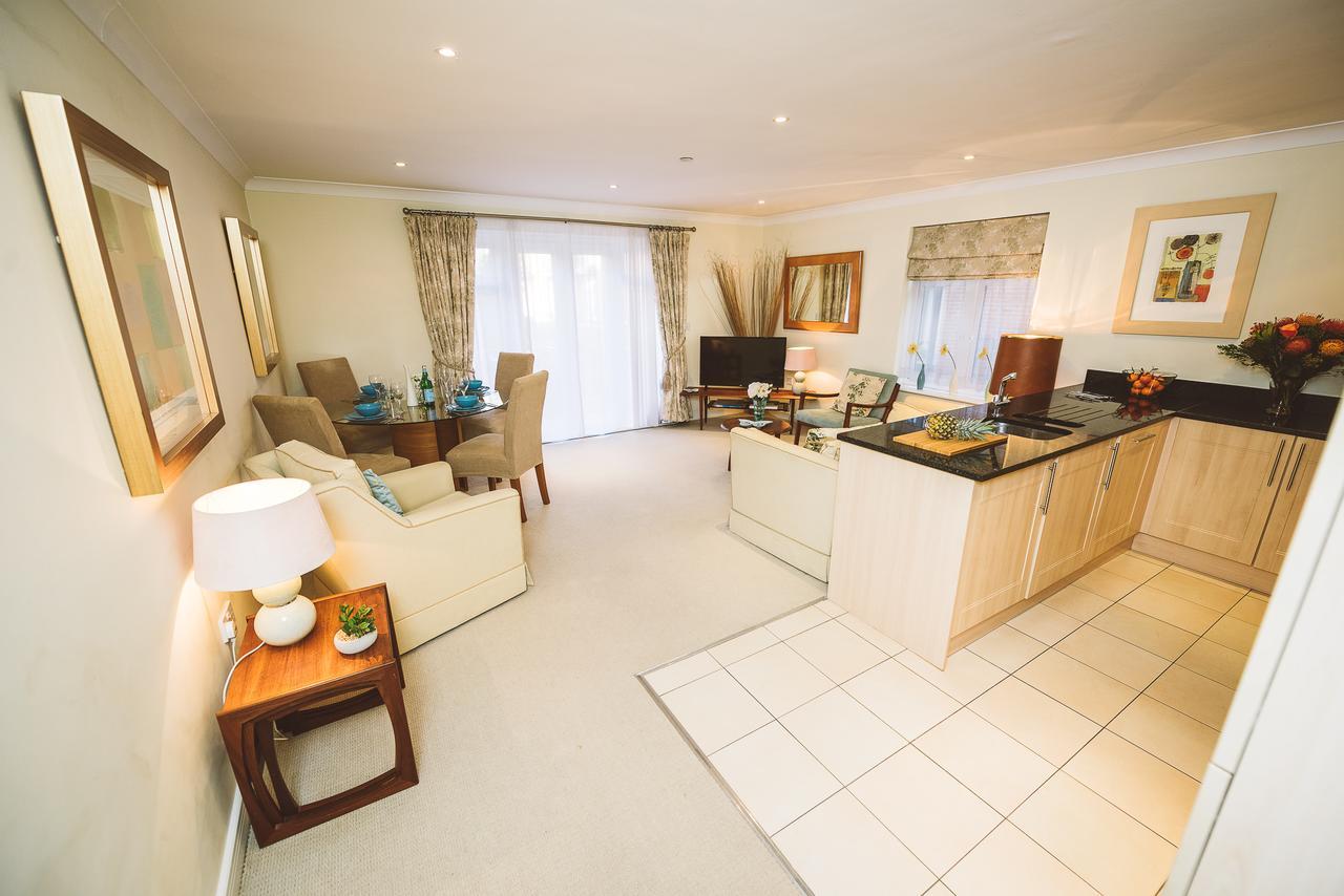 Charming Two Bedroom Apartment With Free Private Parking 莱瑟黑德 外观 照片