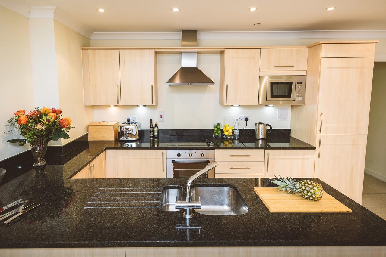 Charming Two Bedroom Apartment With Free Private Parking 莱瑟黑德 外观 照片