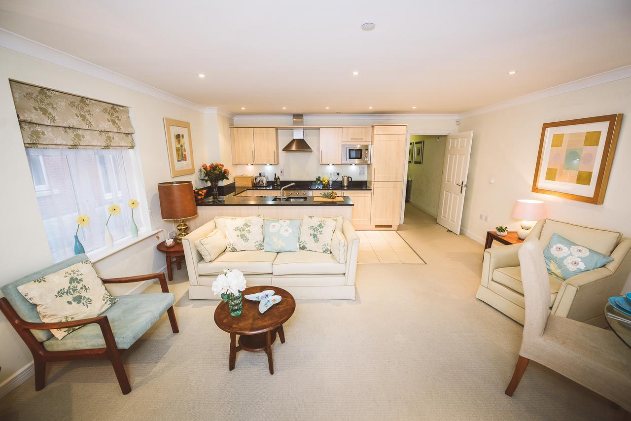 Charming Two Bedroom Apartment With Free Private Parking 莱瑟黑德 外观 照片