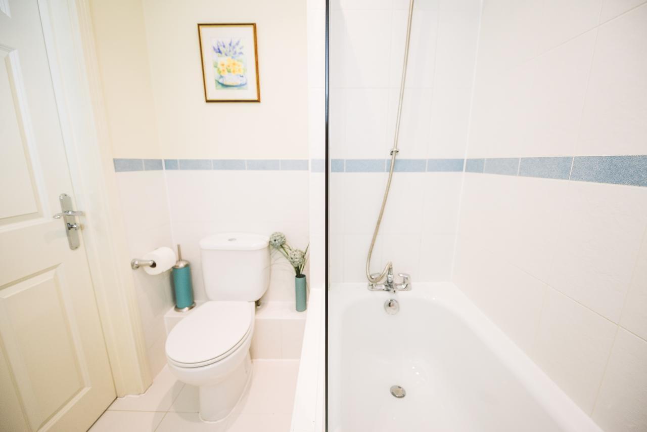 Charming Two Bedroom Apartment With Free Private Parking 莱瑟黑德 外观 照片
