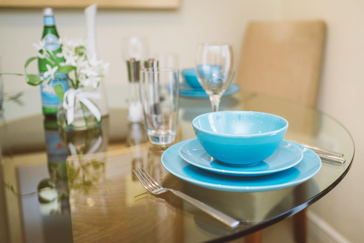 Charming Two Bedroom Apartment With Free Private Parking 莱瑟黑德 外观 照片