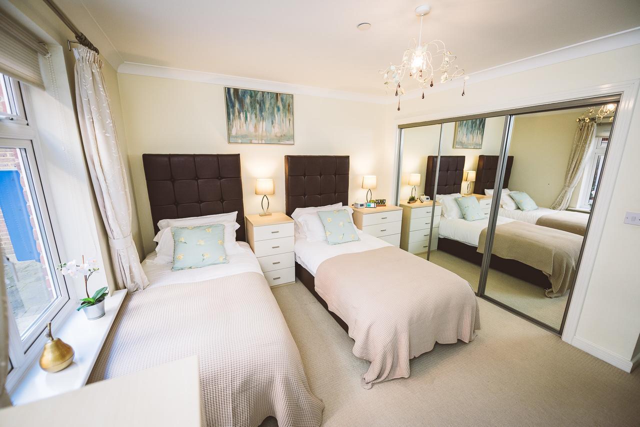 Charming Two Bedroom Apartment With Free Private Parking 莱瑟黑德 外观 照片