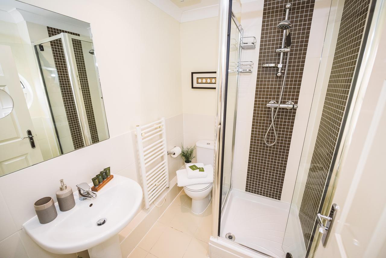 Charming Two Bedroom Apartment With Free Private Parking 莱瑟黑德 外观 照片