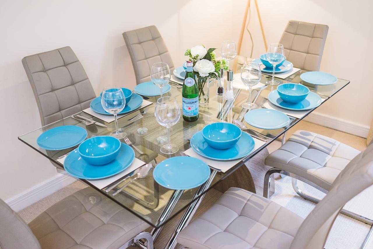 Charming Two Bedroom Apartment With Free Private Parking 莱瑟黑德 外观 照片