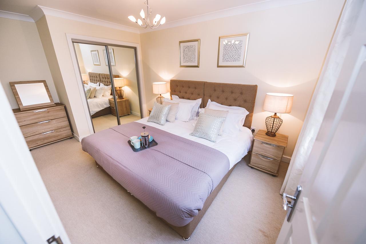 Charming Two Bedroom Apartment With Free Private Parking 莱瑟黑德 外观 照片