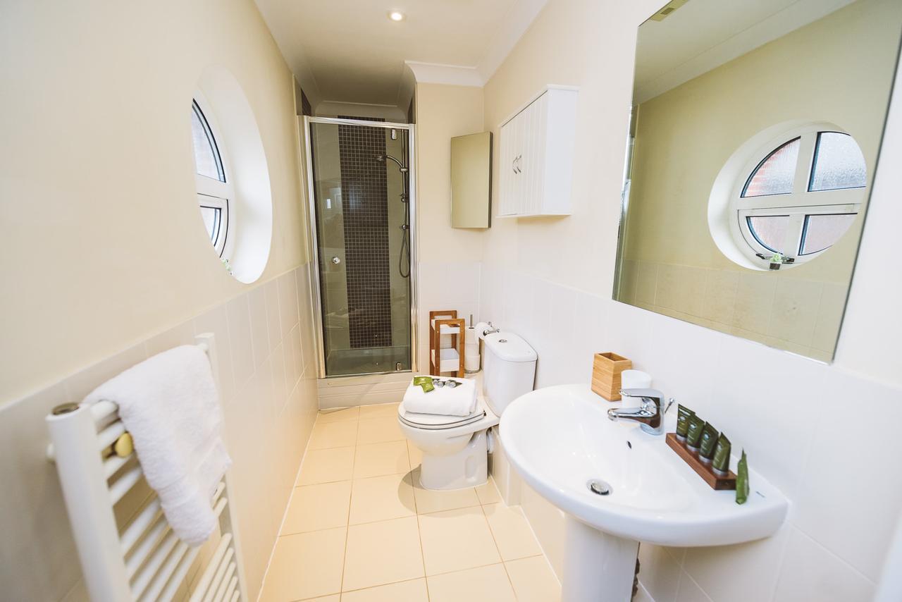 Charming Two Bedroom Apartment With Free Private Parking 莱瑟黑德 外观 照片