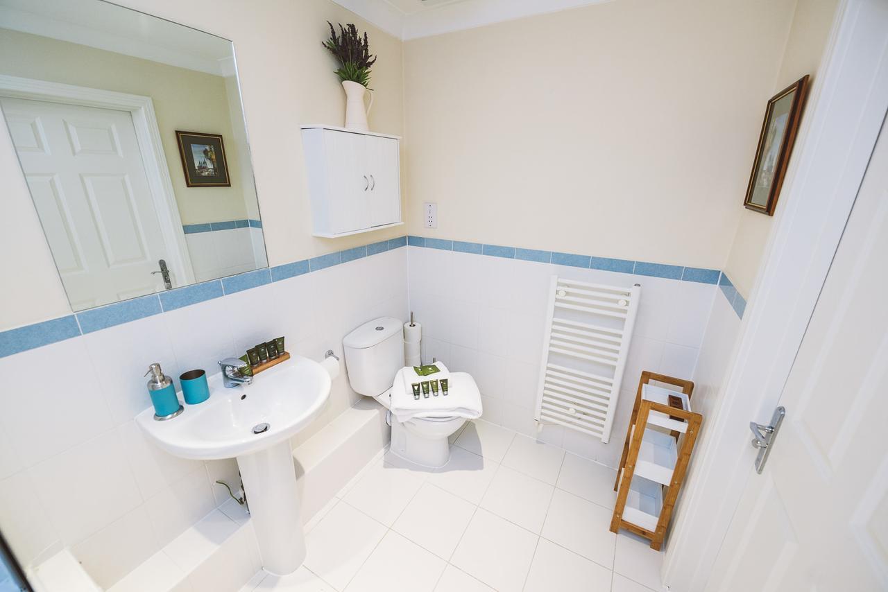 Charming Two Bedroom Apartment With Free Private Parking 莱瑟黑德 外观 照片