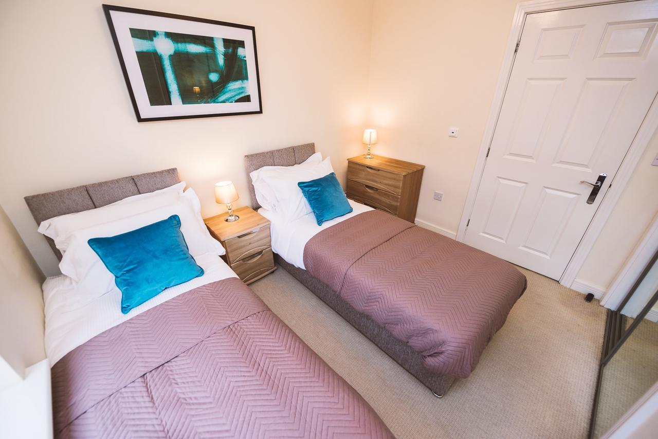 Charming Two Bedroom Apartment With Free Private Parking 莱瑟黑德 外观 照片