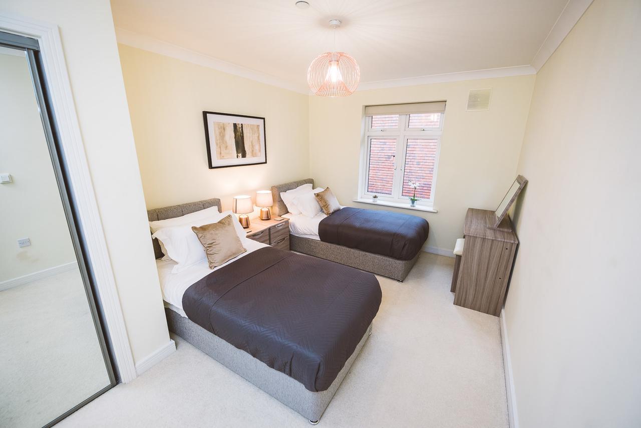 Charming Two Bedroom Apartment With Free Private Parking 莱瑟黑德 外观 照片