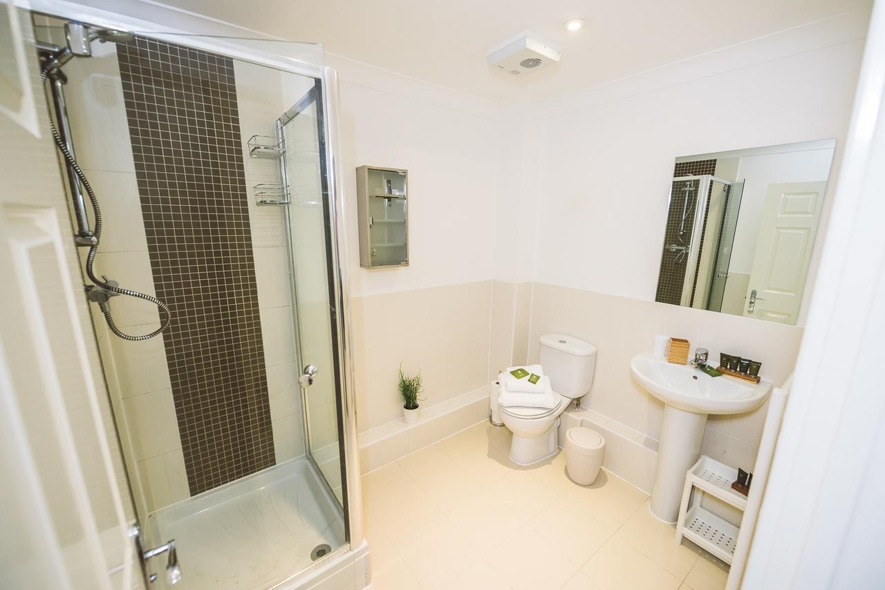 Charming Two Bedroom Apartment With Free Private Parking 莱瑟黑德 外观 照片