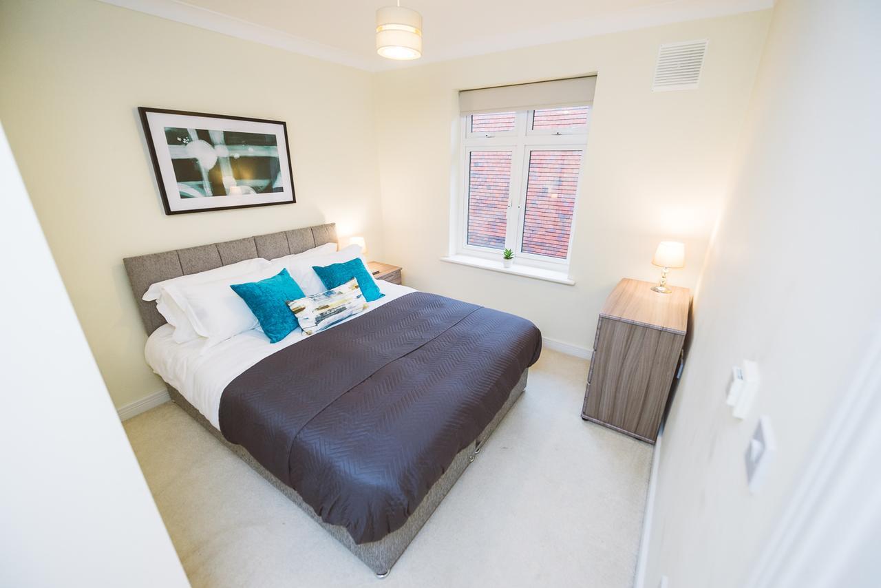 Charming Two Bedroom Apartment With Free Private Parking 莱瑟黑德 外观 照片