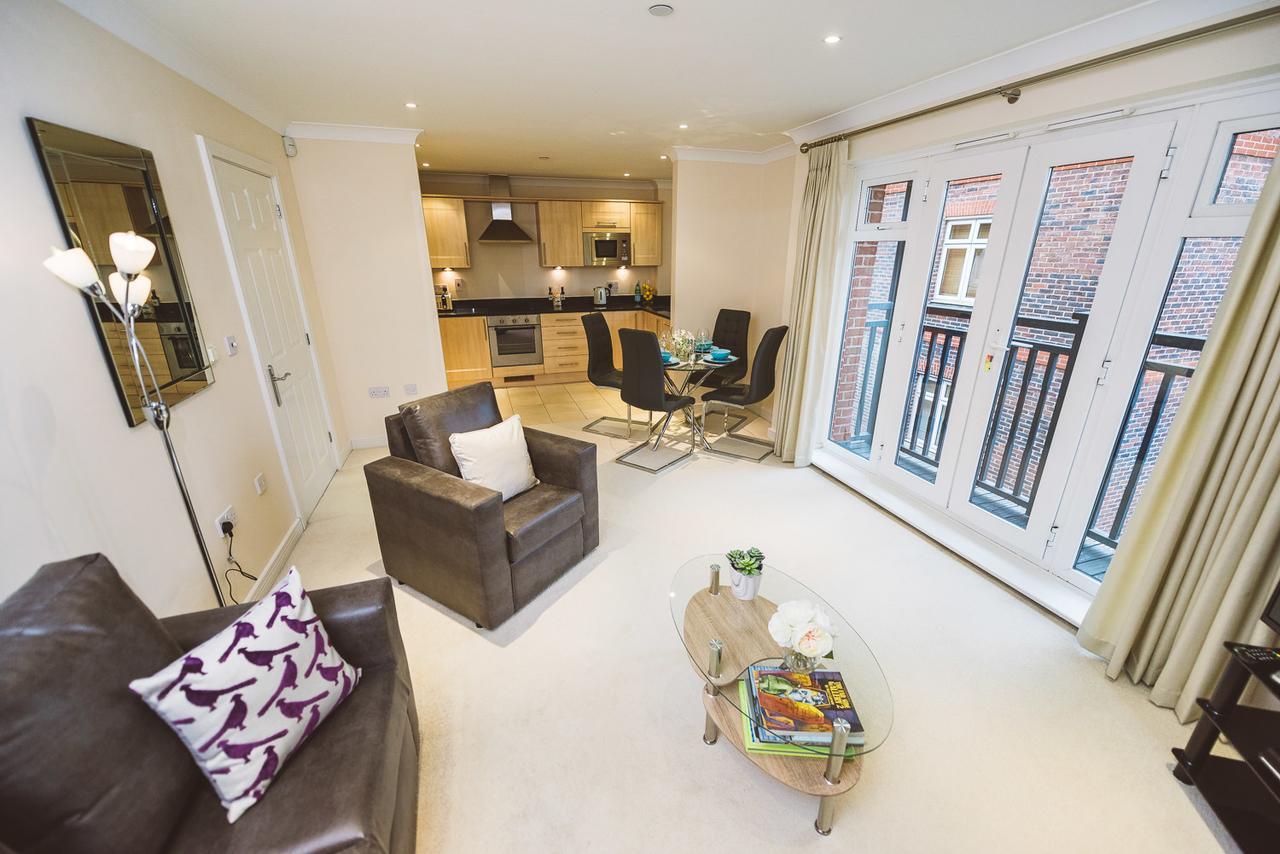 Charming Two Bedroom Apartment With Free Private Parking 莱瑟黑德 外观 照片