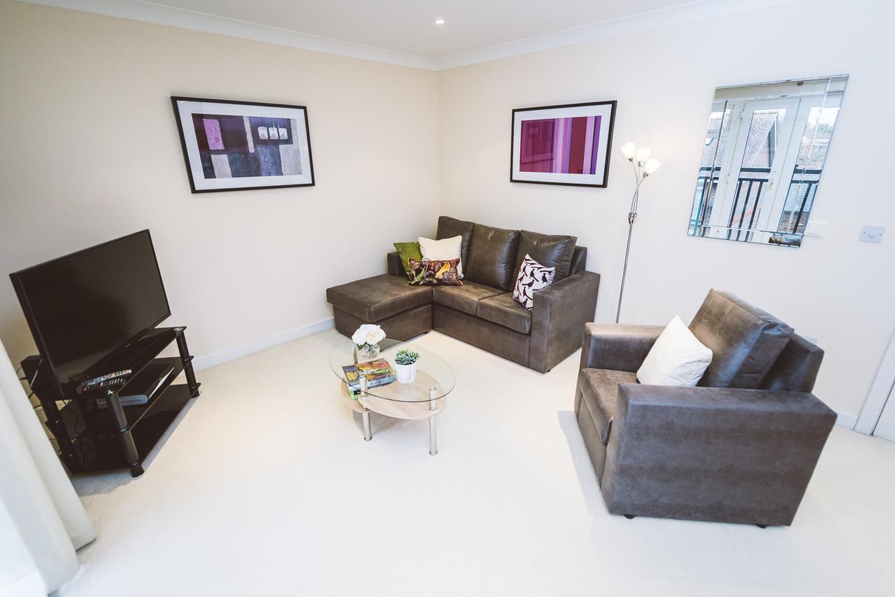 Charming Two Bedroom Apartment With Free Private Parking 莱瑟黑德 外观 照片