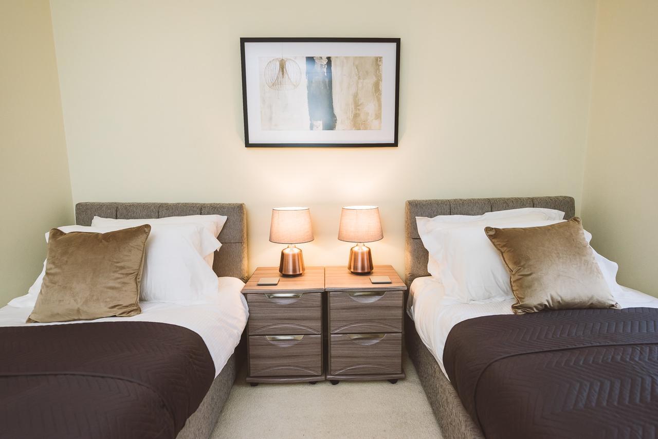 Charming Two Bedroom Apartment With Free Private Parking 莱瑟黑德 外观 照片