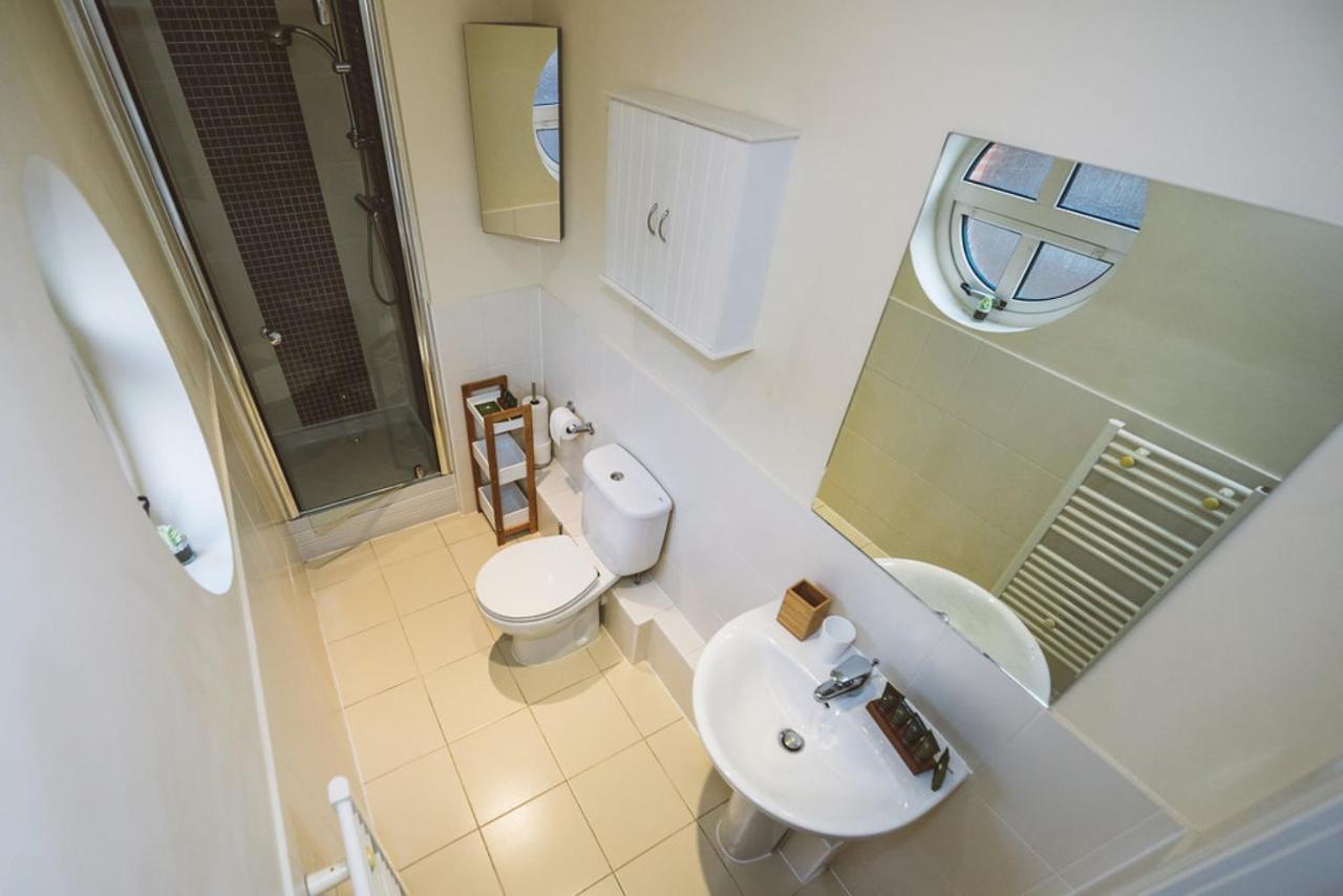 Charming Two Bedroom Apartment With Free Private Parking 莱瑟黑德 外观 照片